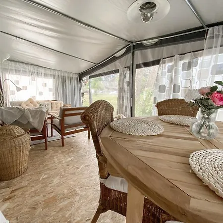 Campsite Zafalowane Przyczepy *